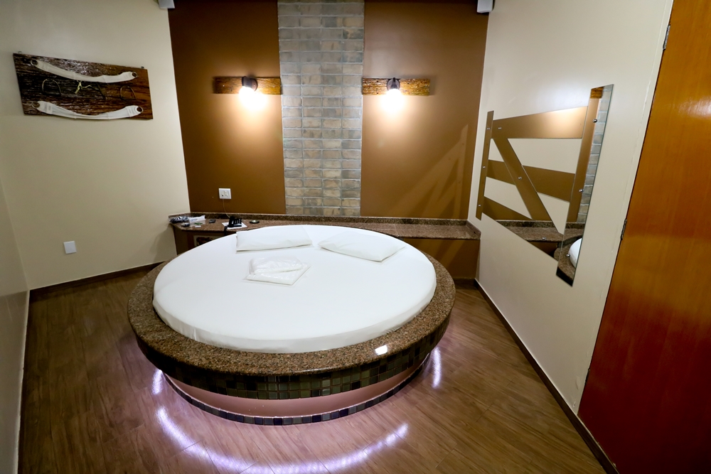 Foto da Sertaneja no Motel Psiu com Cama redonda — suíte temática em Catanduva